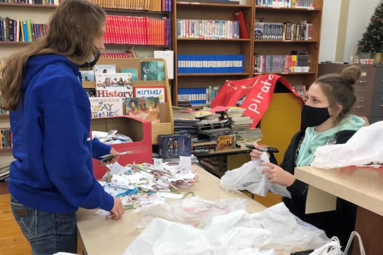 CANDY GRAMS SPREAD CHRISTMAS CHEER