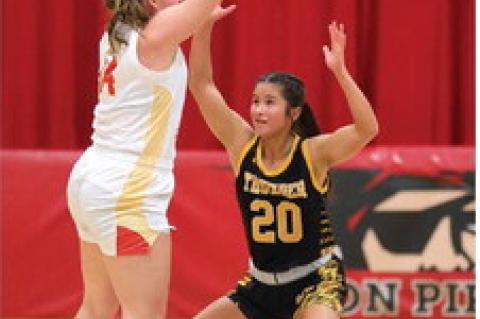 Alexis Vanderlei looks for open teammate.