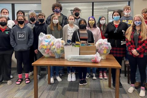 STUDENTS DELIVER VALENTINE GIFTS TO RESIDENTS