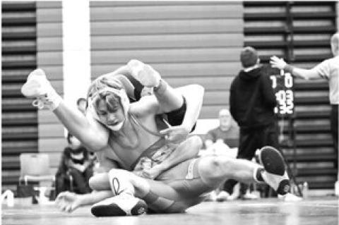 EIGHT WRESTLERS PLACE IN INVITATIONAL