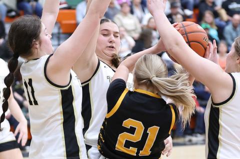 Lilly Niewenhuis struggles against a strong defense.