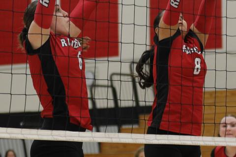 WAGNER HANDLES HANSON IN 5 SETS