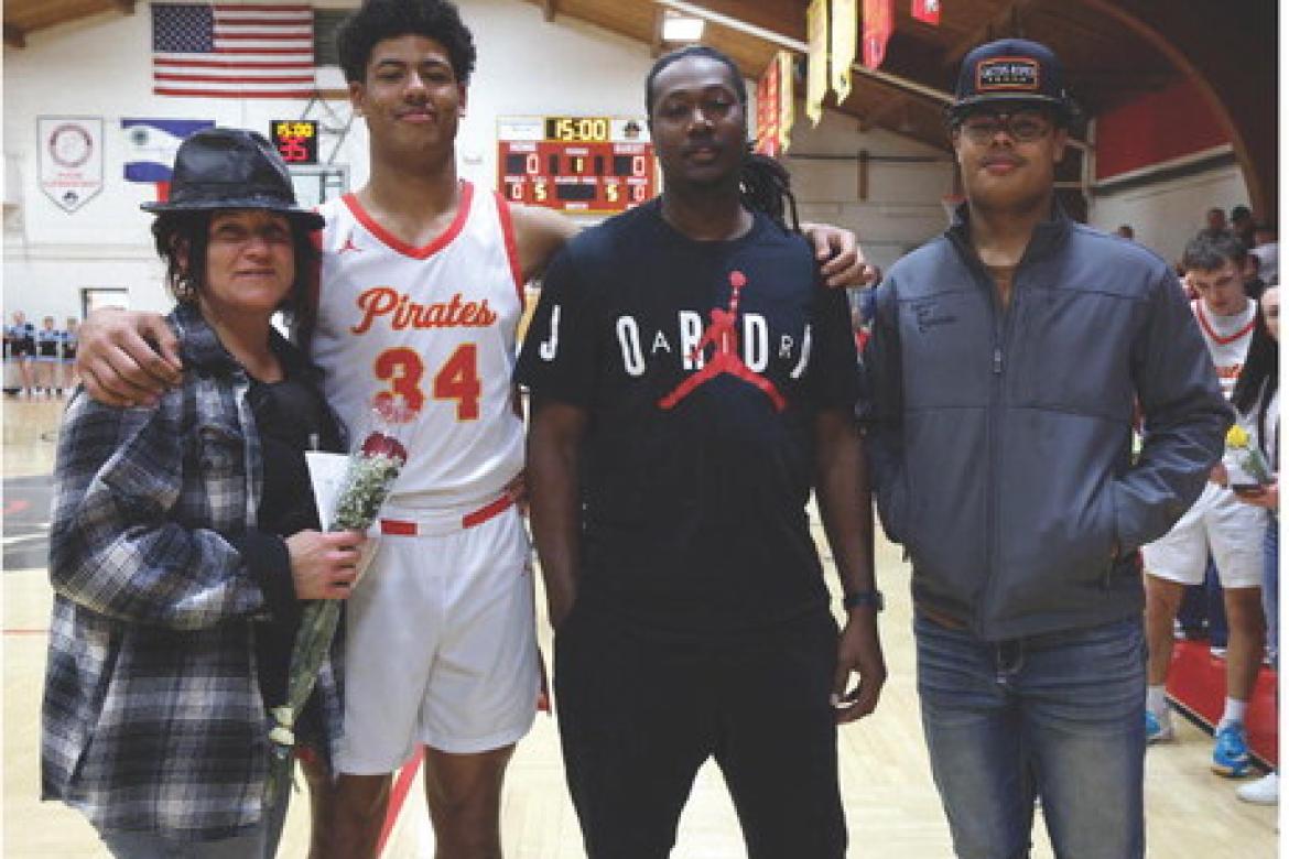 SeniorAl’ShamonGunterwashonoredThursdayeveningalongsidehisparents,JameyMyerandAlvinGunter.Joiningthem was older brother Aziah Meyer, showing his support during the special senior night recognition. Photos by Barb Pechous
